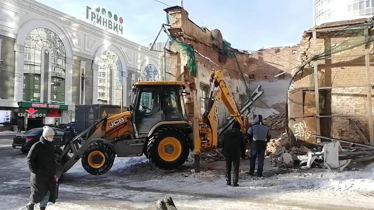 У полуразрушенного памятника напротив «Гринвича» заметили тяжелую технику,  рассказываем, что происходит, 15 марта 2022 года - 15 марта 2022 - Е1.ру