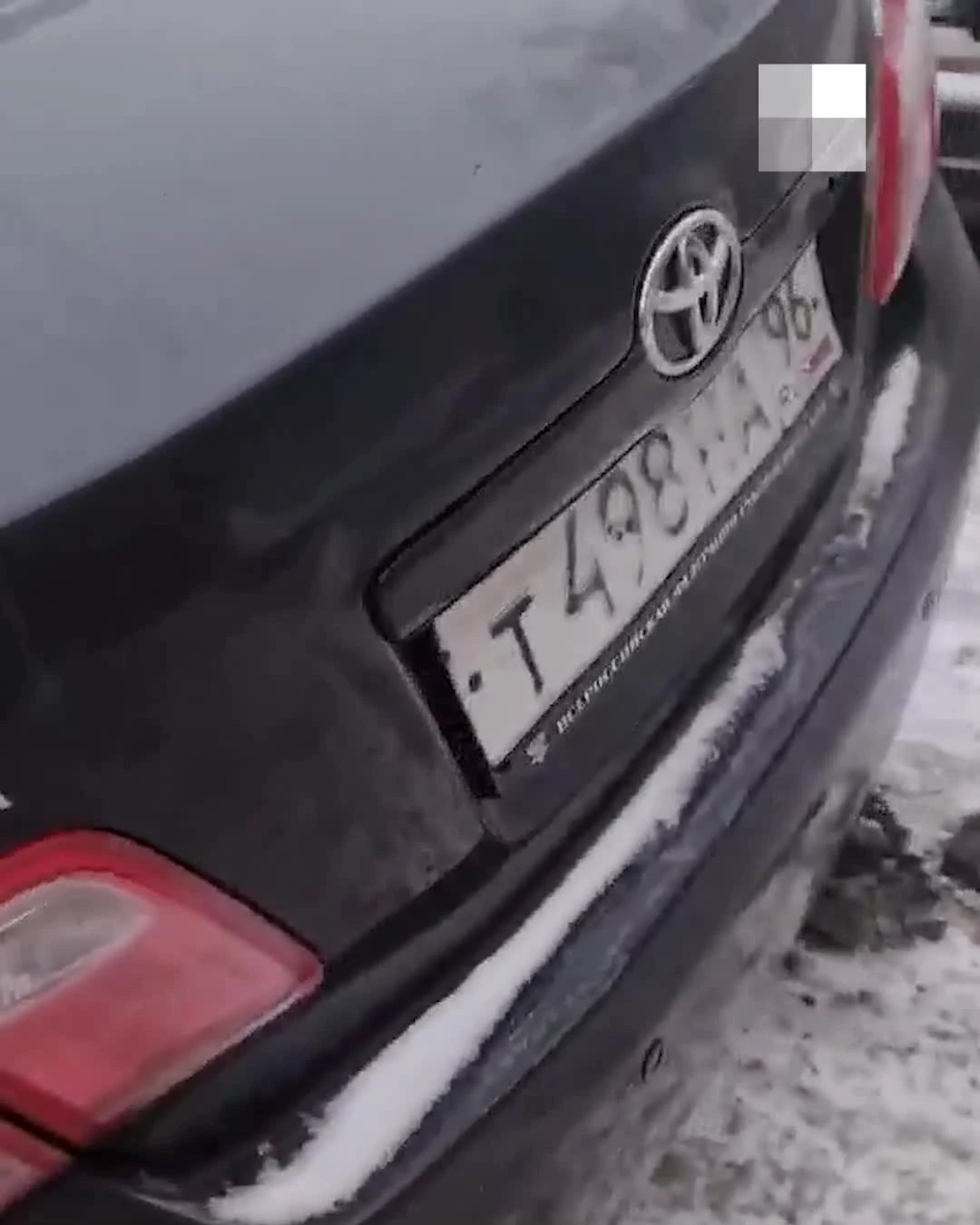 В Екатеринбурге жителей ЖК закошмарил автохам на Toyota Camry, паркующийся  поперек других машин - 11 февраля 2023 - Е1.ру