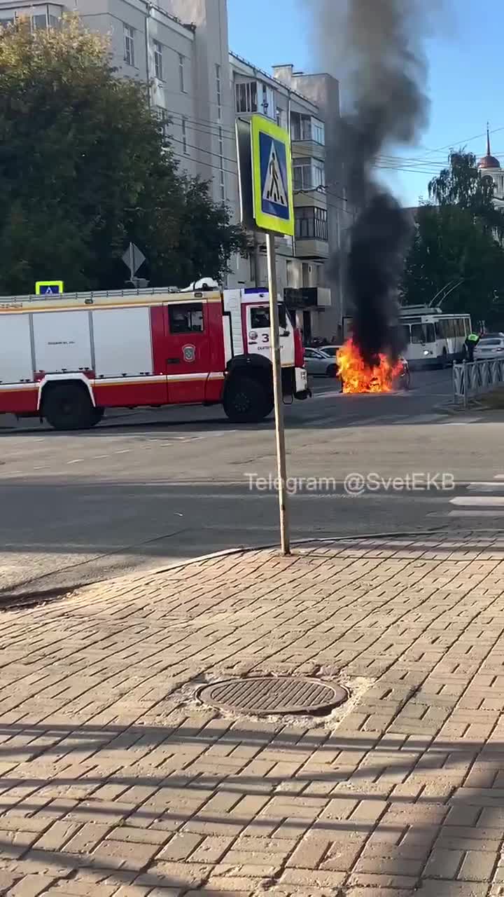 В центре Екатеринбурга посреди дороги загорелось такси - 13 сентября 2021 -  Е1.ру