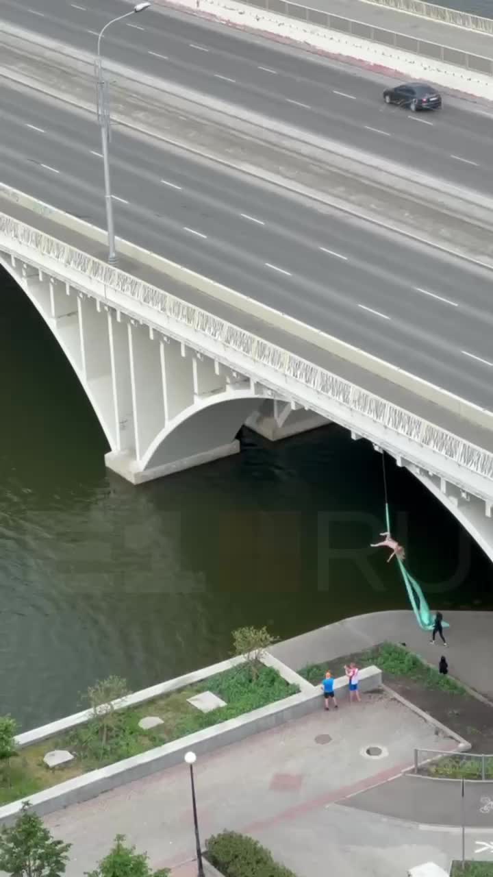 В Екатеринбурге красотка устроила эффектную фотосессию на полотнах на  Макаровском мосту - 3 июня 2023 - e1.ru