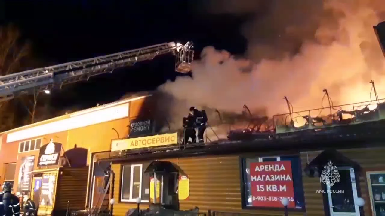 В поселке Новые Дарковичи под Брянском тушат автосервис — видео - 6 марта  2023 - ФОНТАНКА.ру