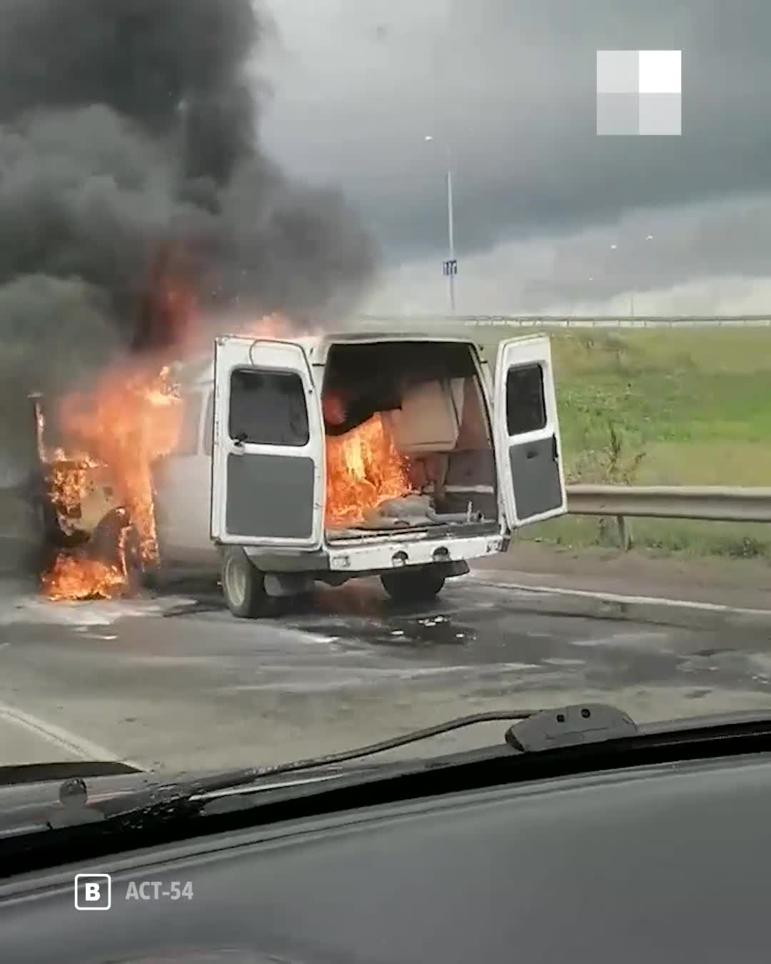 Газель» вспыхнула и сгорела на трассе на выезде из Новосибирска — видео -  17 июля 2024 - НГС.ру