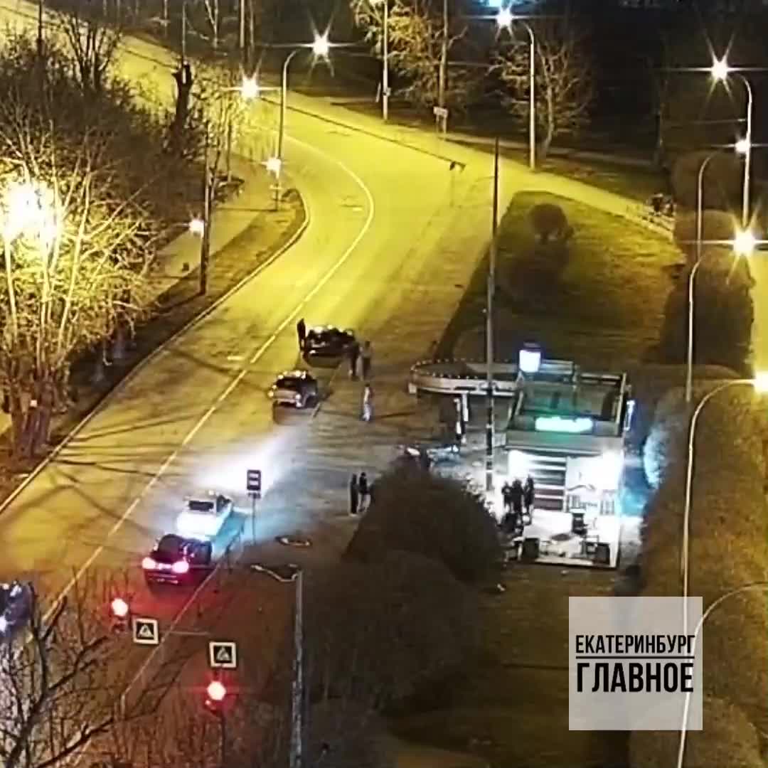 Водитель Тойоты протаранил остановку возле Динамо: видео аварии - 18 апреля  2024 - Е1.ру