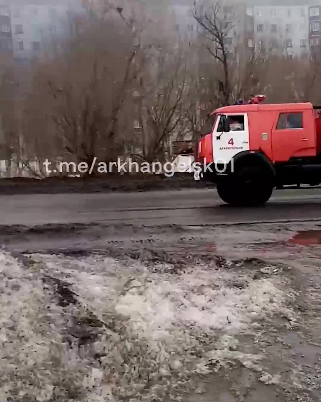 В Архангельске сгорел автомобиль. Местные жители сняли на видео, как тушили  пожар