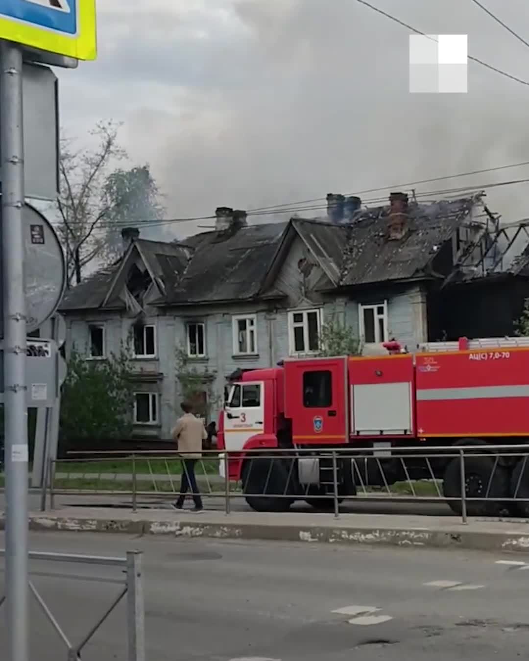 В Архангельске полыхает дом у переулка Водников: видео от очевидцев - 4  июня 2024 - 29.ру