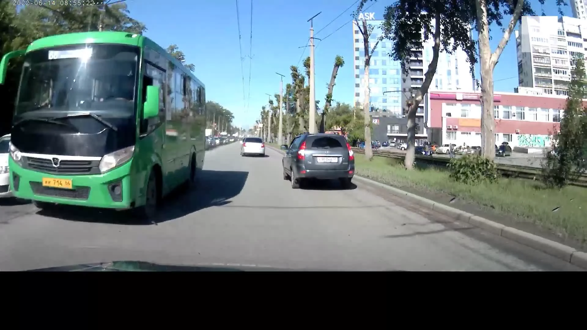 В Екатеринбурге автобус выехал на встречную полосу, чтобы объехать пробку -  14 июня 2022 - Е1.ру