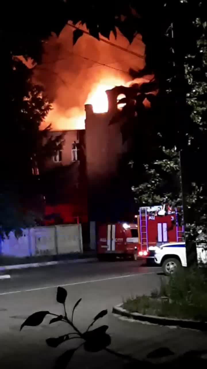 Заброшенное здание бывшего Мариинского приюта загорелось ночью в центре  Читы - 20 июня 2024 - ЧИТА.ру