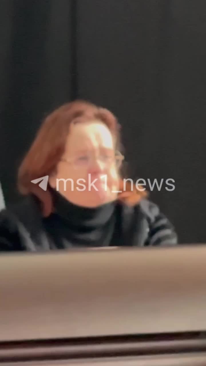 Догги стиліндегі шұлық киген студент Анасы мен әпкесі бар саунадағы орысша порно