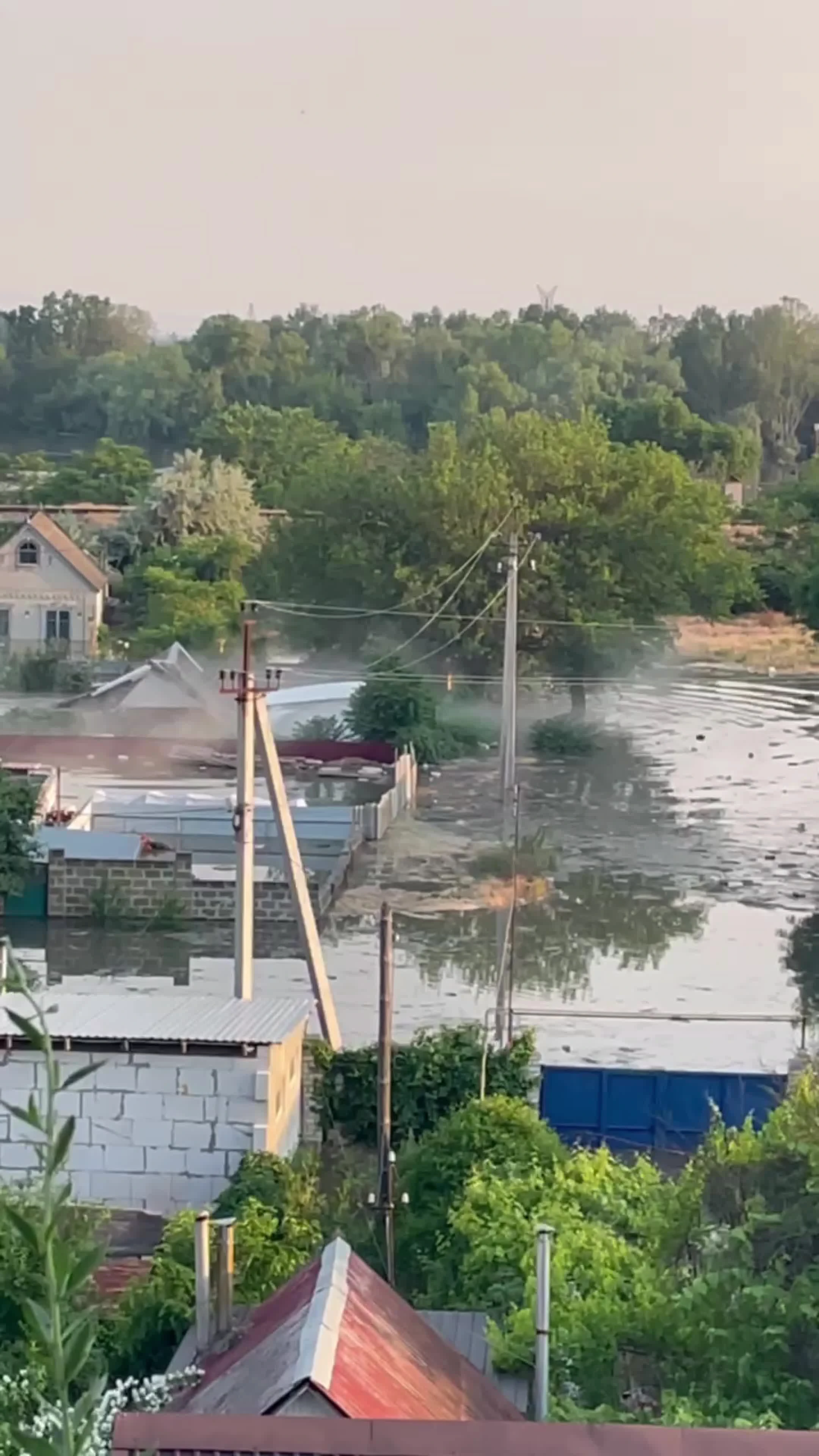 В Херсоне после прорыва на Каховской ГЭС обвалился дом