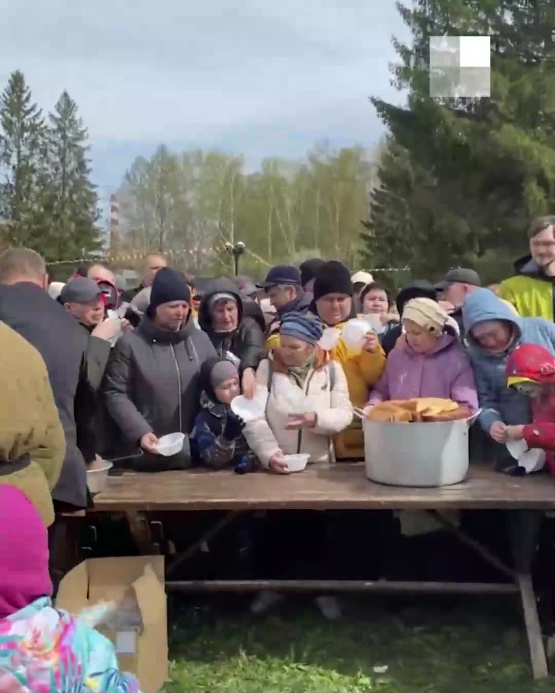 В ЦПКиО выстроились огромные очереди за бесплатной кашей и супом - 9 мая  2024 - Е1.ру