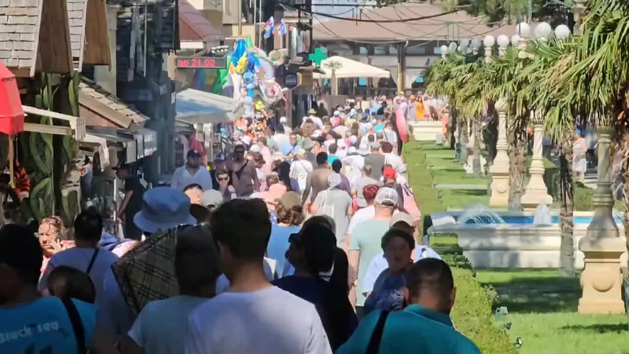 В Кабардинке пляжи переполнили сотни туристов — видео - 29 июня 2024 -  НГС24.ру