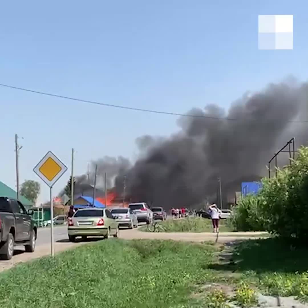 В уральском селе Бараба сгорел дом у семьи полицейских. 26 мая 2021 года -  26 мая 2021 - Е1.ру