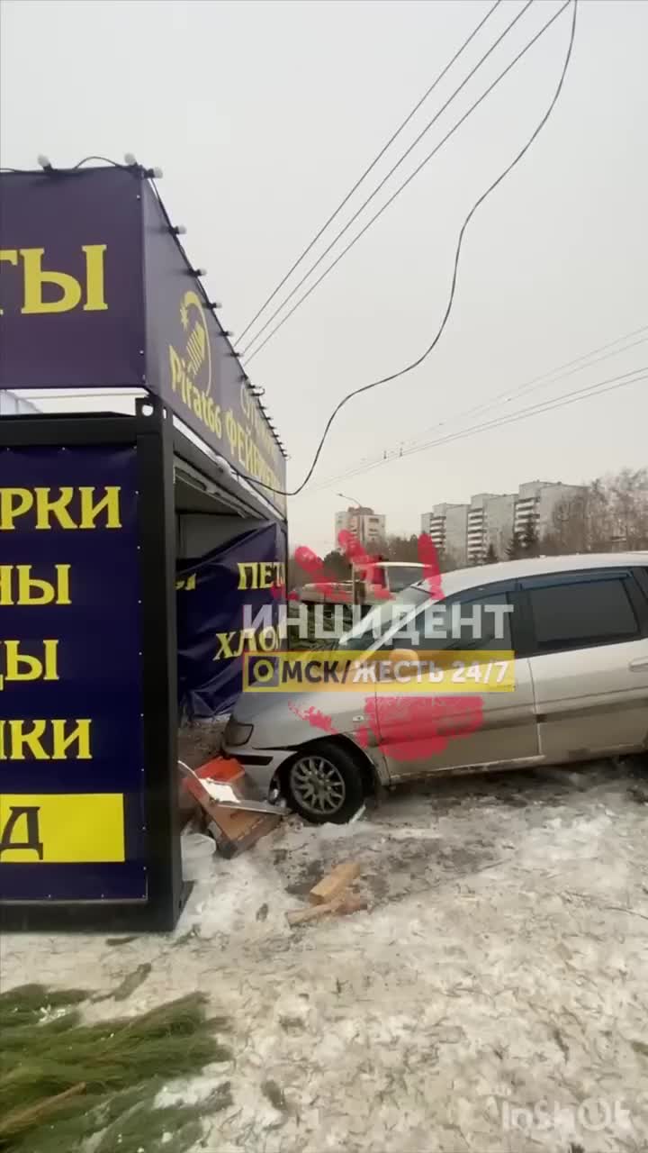 Водитель врезался в киоск с салютами, омич протаранил киоск с фейерверками  - 25 декабря 2023 - НГС55.ру