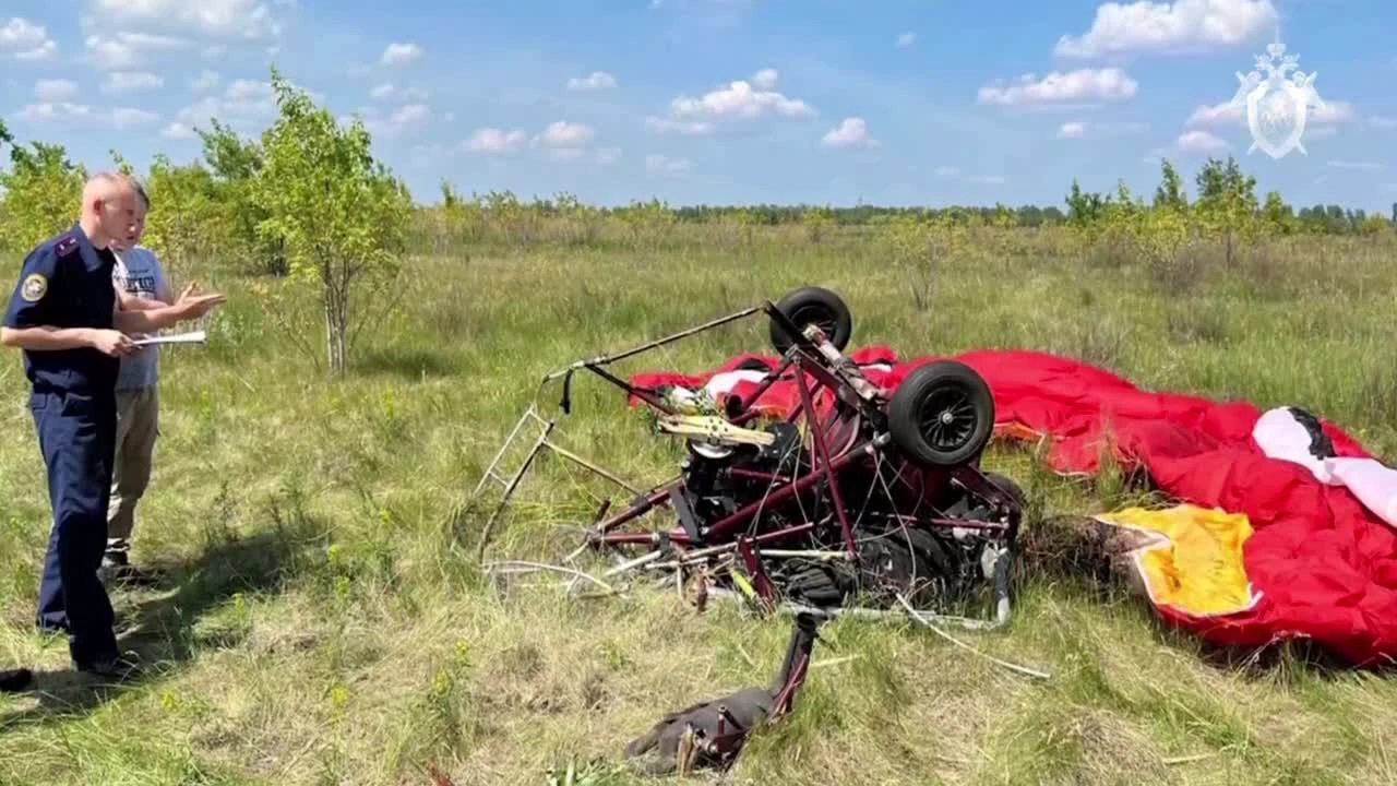 Видео с места крушения параплана в Омской области, 19 июня 2022 года  падение параплана видео Большекулачье - 19 июня 2022 - msk1.ru