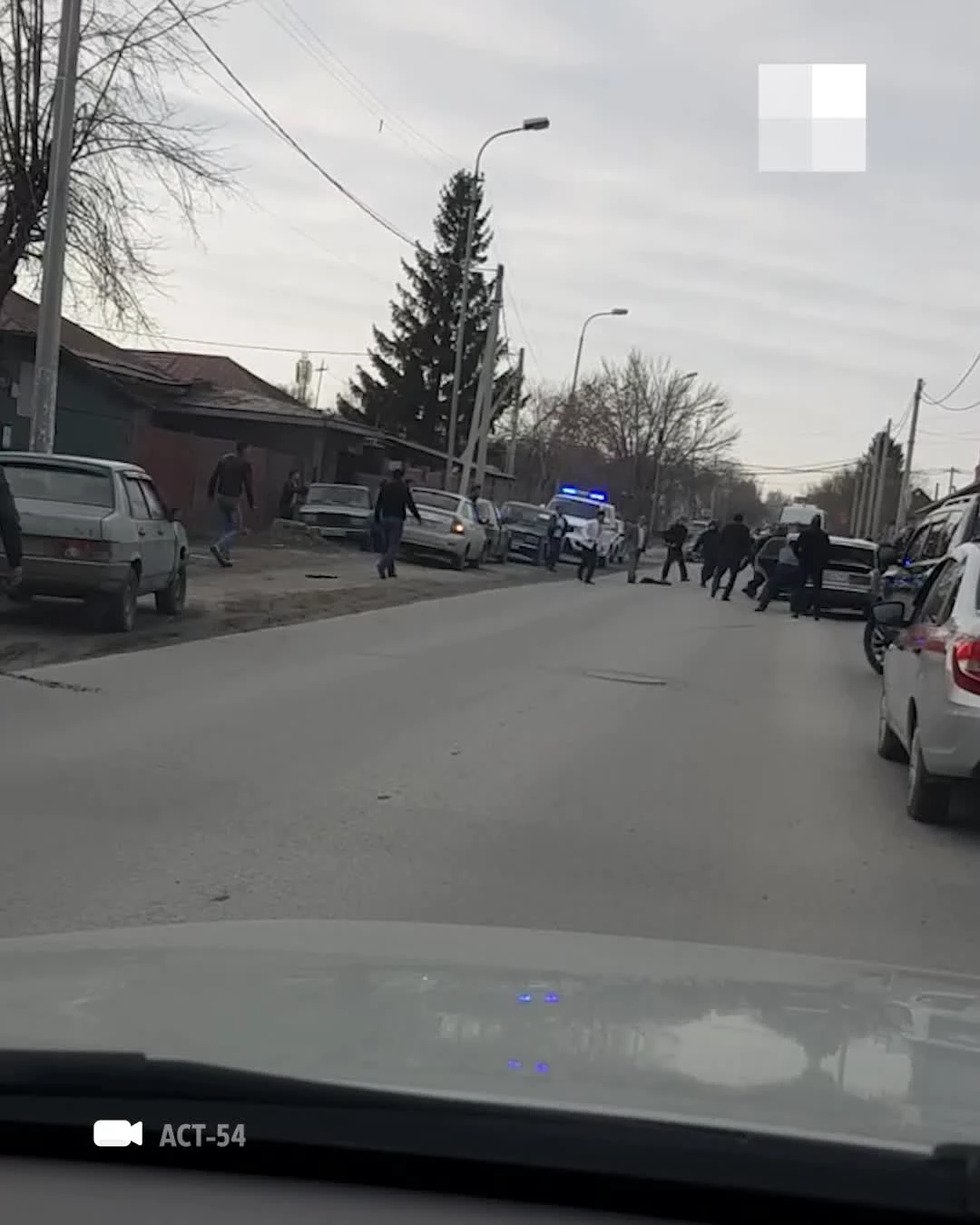 Массовая драка в Новосибирске 24 апреля, цыгане подрались на Пермской, что  случилось на Пермской 24 апреля - 24 апреля 2022 - НГС.ру