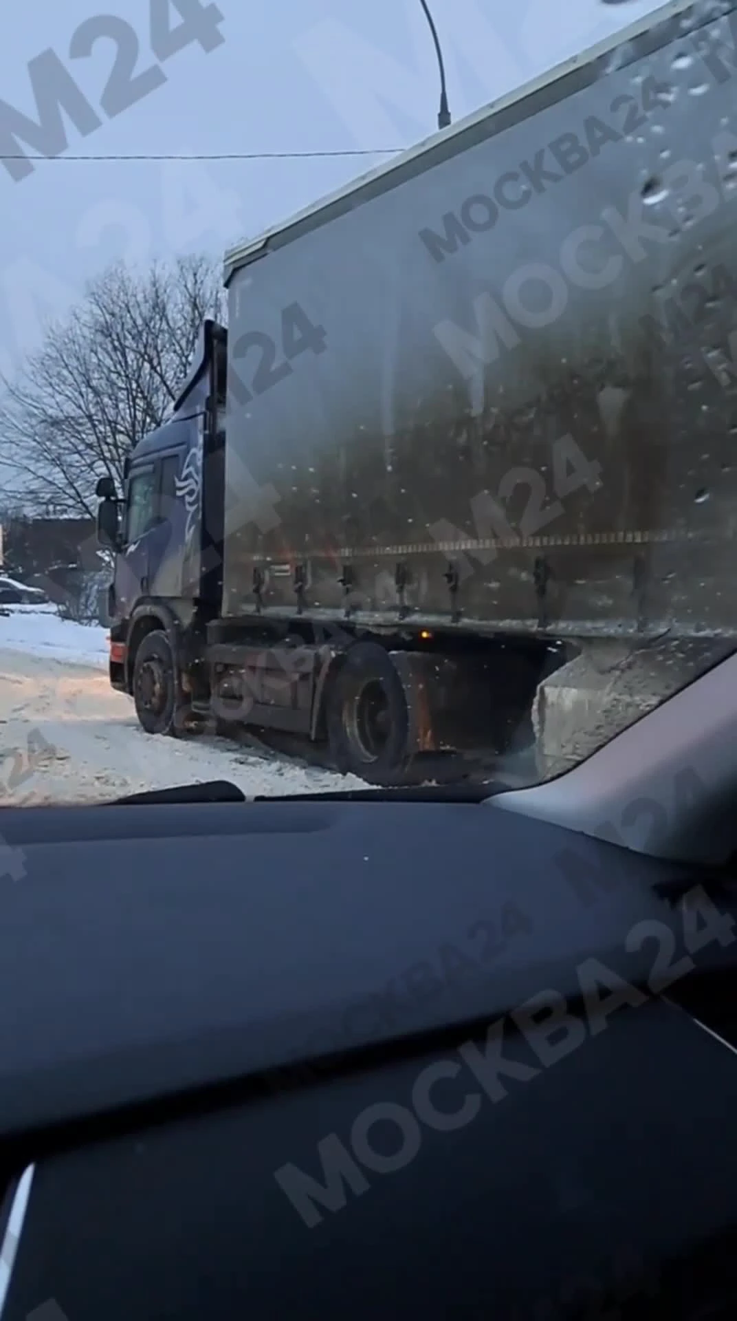 Сильный снегопад в Москве: дороги замело, сугробы на улицах столицы, идет  ледяной дождь, застряли фуры, пробки на дорогах, фото и видео коллапса - 27  ноября 2023 - МСК1.ру