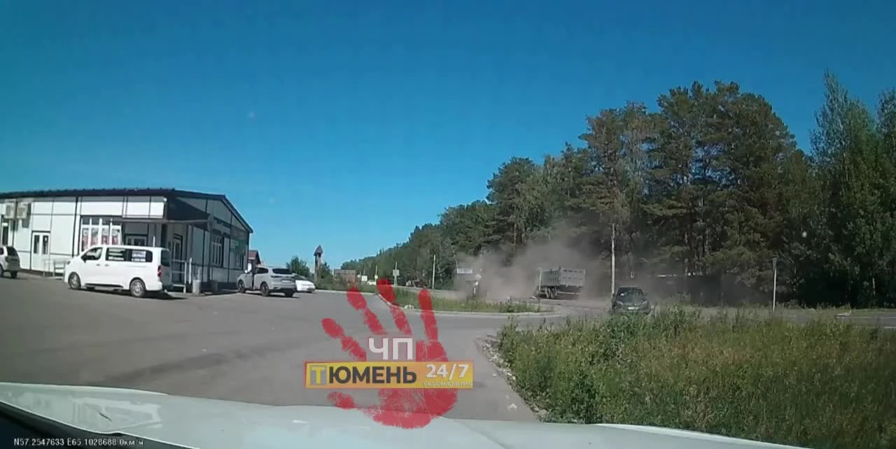 В Тюменском районе грузовик снес два автомобиля: видео - 8 июля 2024 - 72.ру