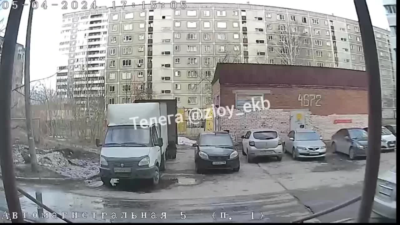 Видео кровавых разборок возле детского садика на Автомагистральной - 6  апреля 2024 - Е1.ру