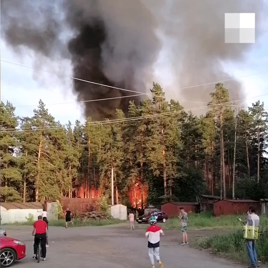 В селе Косулино под Екатеринбургом сгорело 2500 квадратных метров леса,  местные жители вытаскивали машины из гаражей 14 июня 2021 года - 15 июня  2021 - Е1.ру