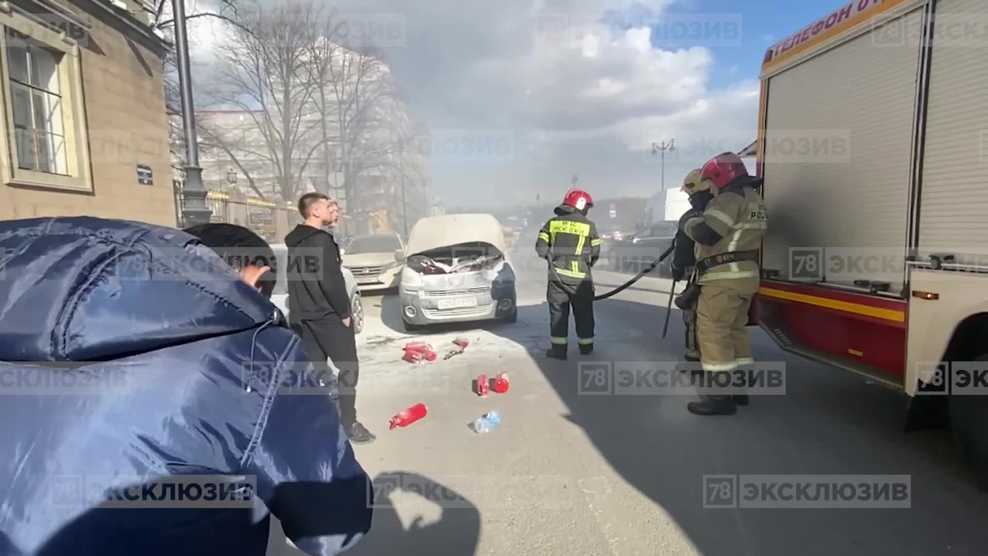 Семи огнетушителей не хватило, чтобы унять пламя под капотом «Пежо» на  Миллионной — Мегаполис