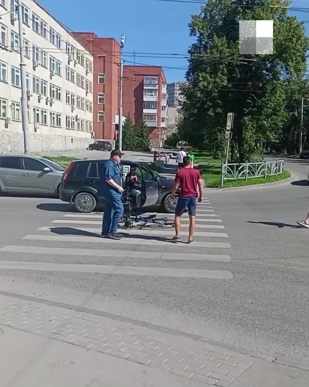 В Екатеринбурге водитель и велосипедист устроили драку посреди проезжей  части - 13 августа 2023 - Е1.ру