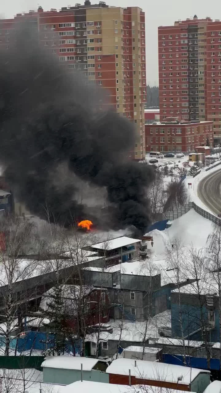 ЧП в Мытищах: склады загорелись в подмосковных Мытищах, в небо поднимаются  клубы дыма, горят склады рядом с ЖК «Мытищи парк», что случилось в Мытищах,  откуда дым в Мытищах, фото, видео - 15