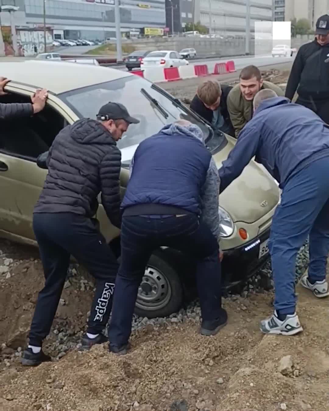 В Екатеринбурге автомобилист угодил в глубокую яму, когда его остановил  госавтоинспектор - 25 августа 2023 - Е1.ру