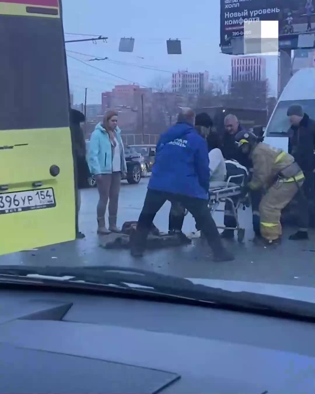 Полыхающий автобус на остановке в Волгограде засняли очевидцы