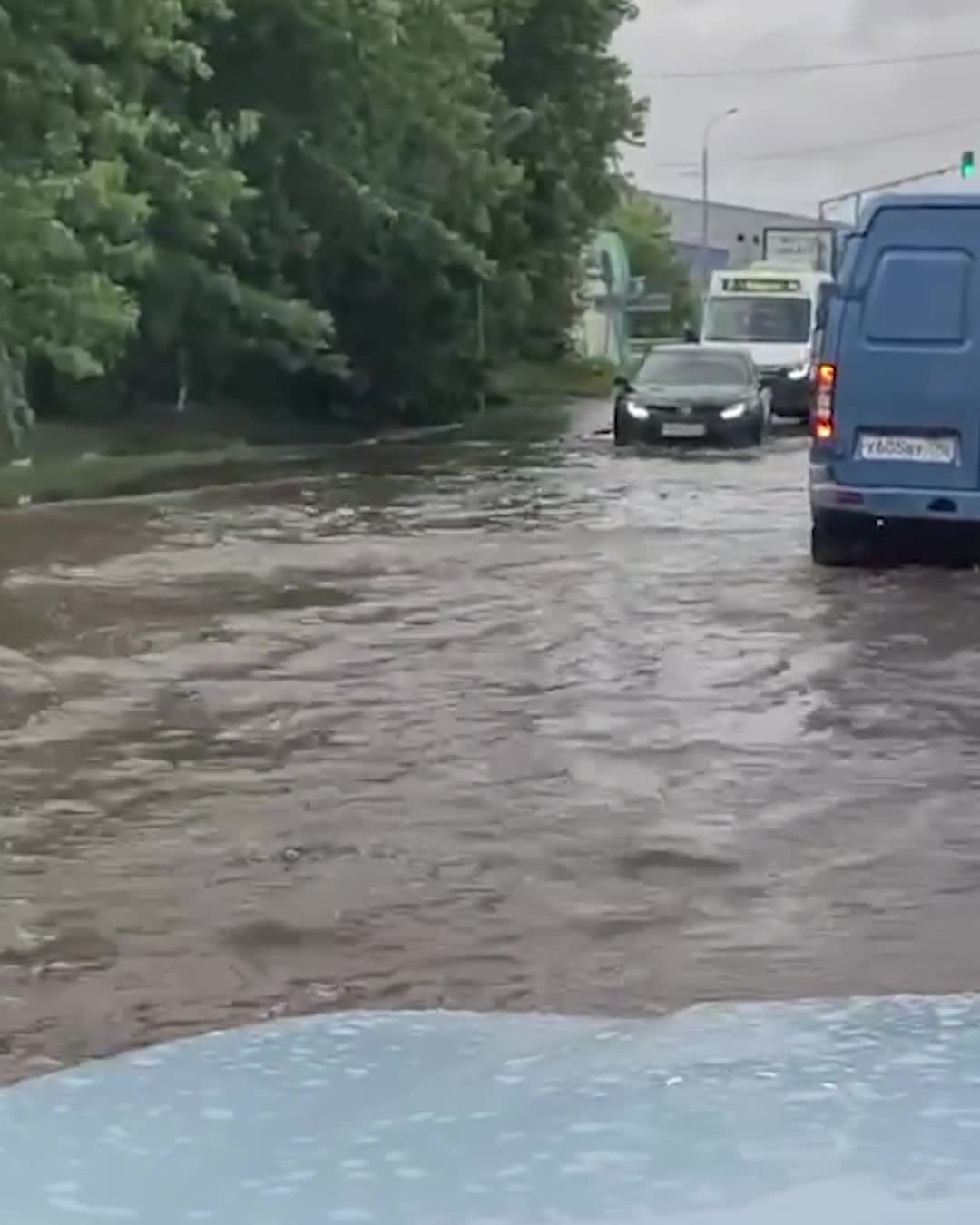 Последствия мощнейшего ливня в Москве — фото и видео: в Мытищах затопило  маршрутку, лужи на Чухлинке, поваленные деревья - 14 июня 2024 - МСК1.ру