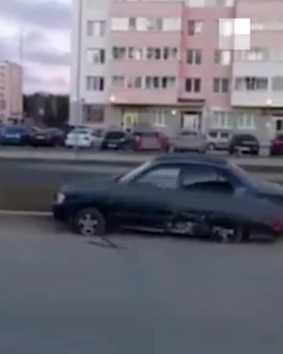 В Верхней Пышме Hyundai Accent снес четыре авто на обочине дороги у ЖК  «Рифей» - 29 апреля 2022 - Е1.ру