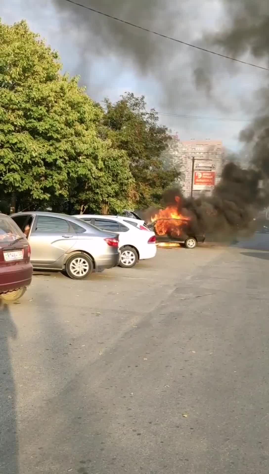 На улице Кореновской в Краснодаре сгорел автомобиль (видео)