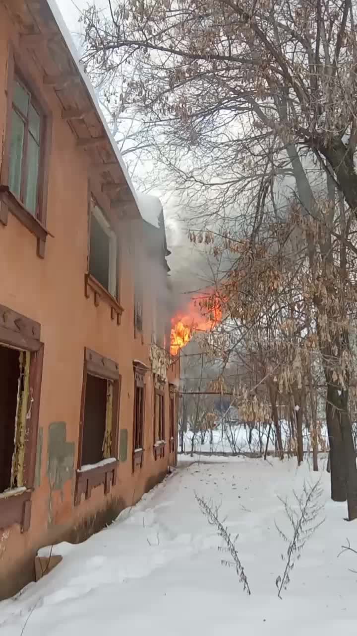 Пожар возле Парка Металлургов, горел второй старый дом за день, видео - 17  февраля 2024 - 63.ру