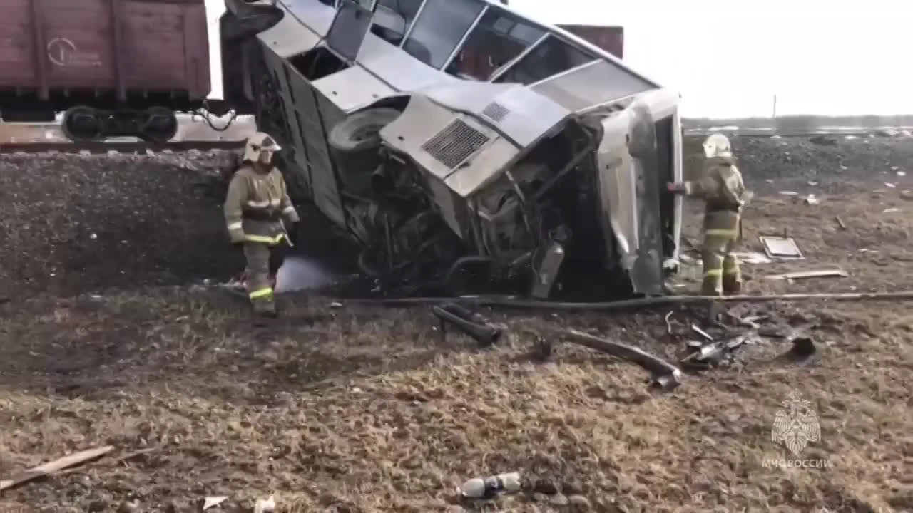 Поезд Архангельск — Москва столкнулся с автобусом в Ярославской области - 1  апреля 2024 - 29.ру