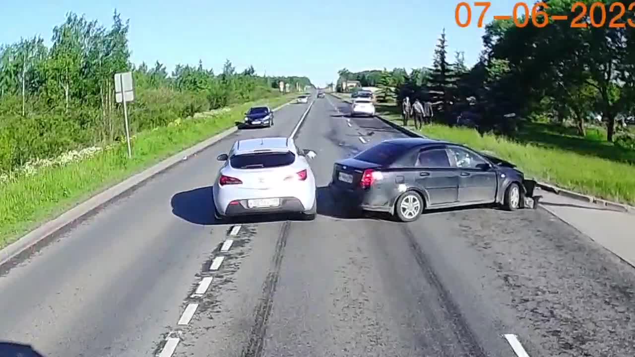 Мужчина погиб, когда его такси врезалось в автовышку в Автове — Мегаполис