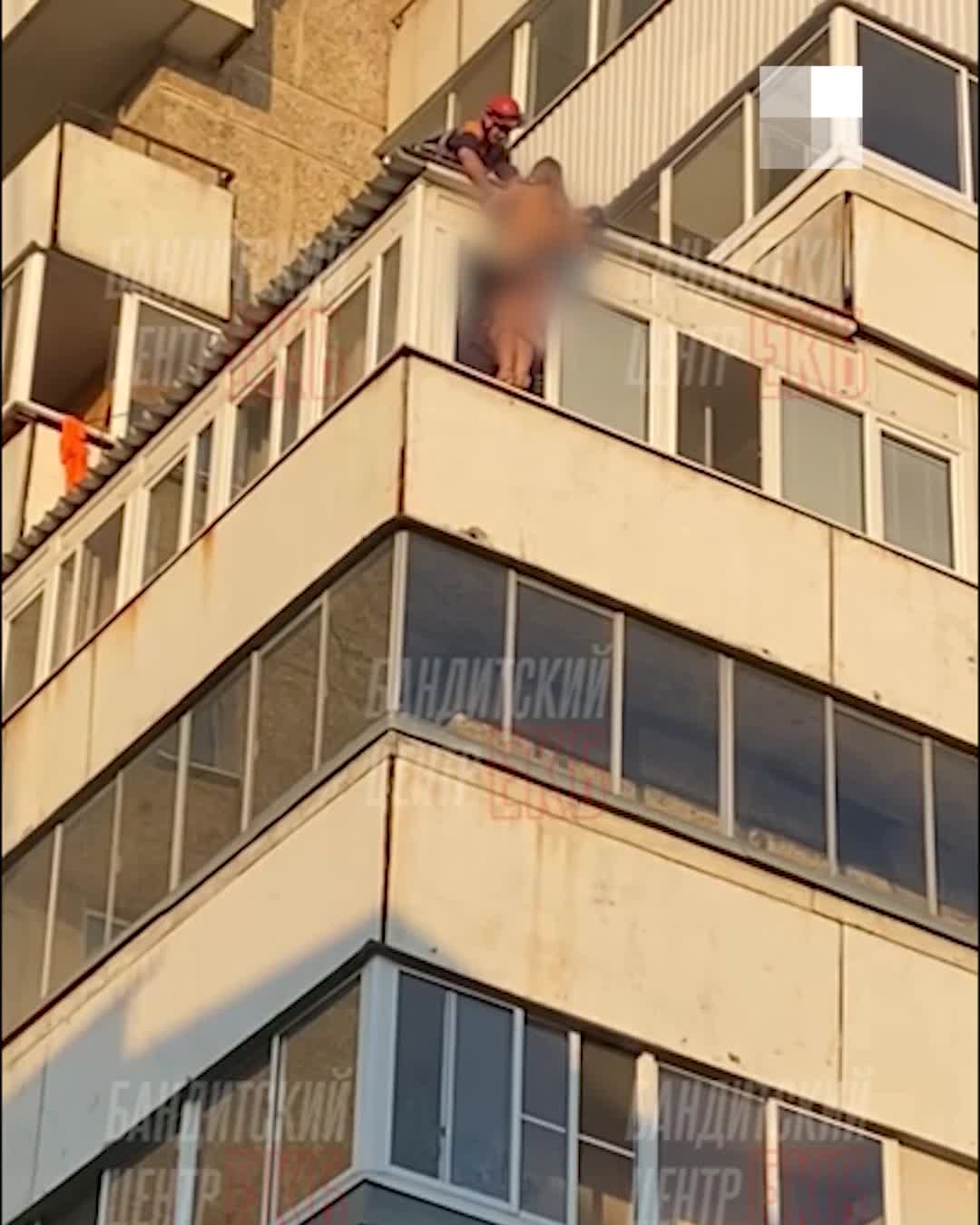 Видео спасения полностью голой женщины, которая стояла на карнизе  многоэтажки в Екатеринбурге - 8 августа 2022 - e1.ru