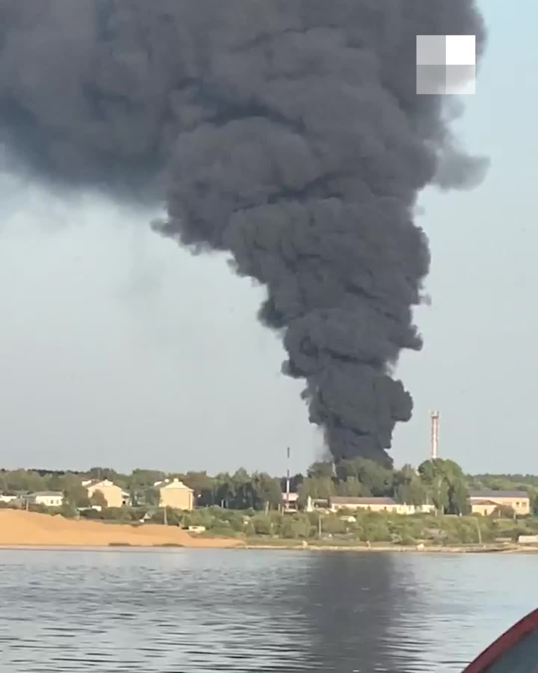 В Угличе Ярославской области загорелся склад — фото, видео, подробности -  25 августа 2022 - 76.ру