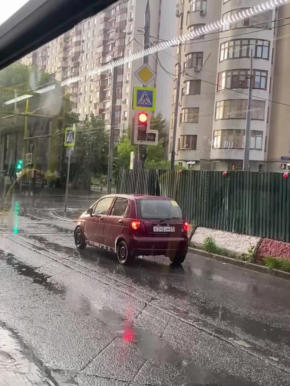 Непогода в Москве и Подмосковье: фото, ливень, град и сильный ветер  ожидается в столице, когда закончится дождь - 1 июня 2024 - МСК1.ру