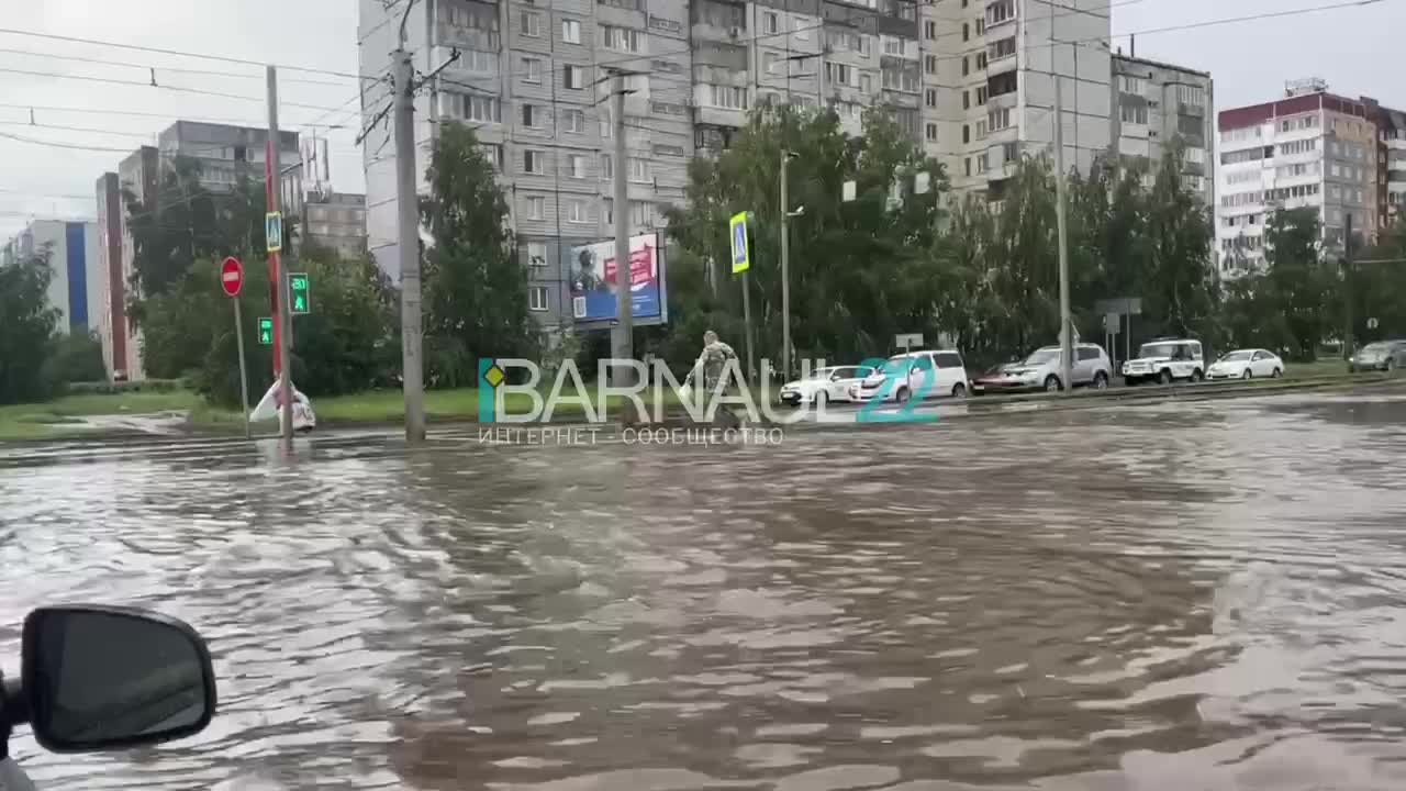 Людей сносит волнами: Барнаул накрыли проливные дожди дожди с грозами —  видео - 9 июля 2024 - НГС22.ру