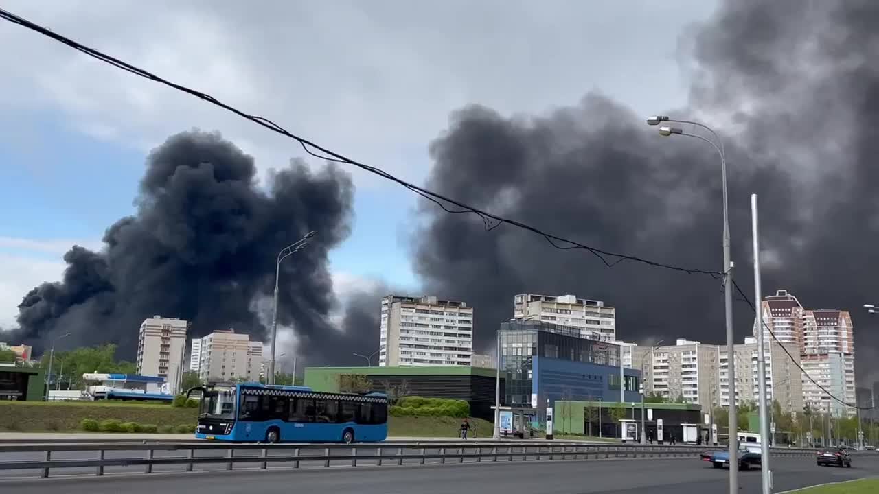 Огромный столб дыма, угроза взрыва. Масштабный пожар на западе Москвы |  STARHIT