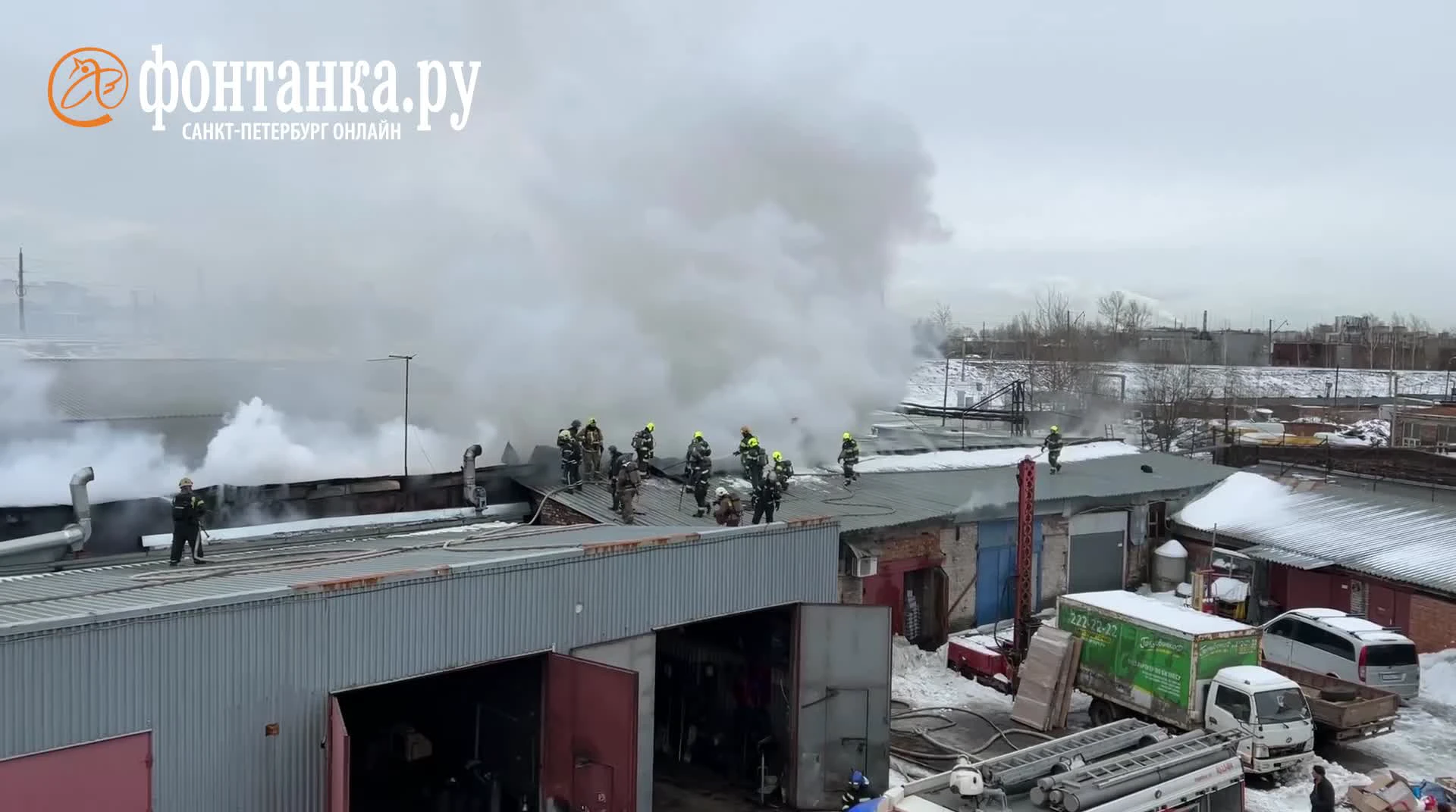 Пятьдесят пожарных борются с огнём на Самойловой во Фрунзенском районе  Петербурга — фото и видео - 1 марта 2023 - ФОНТАНКА.ру