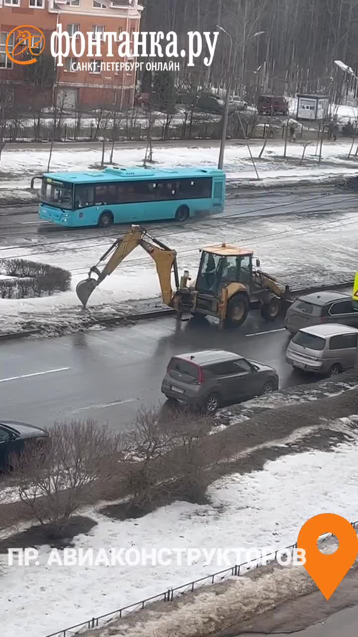 В Петербурге трактористов заставили колупать лед и загонять воду в люк - 25  февраля 2024 - ФОНТАНКА.ру