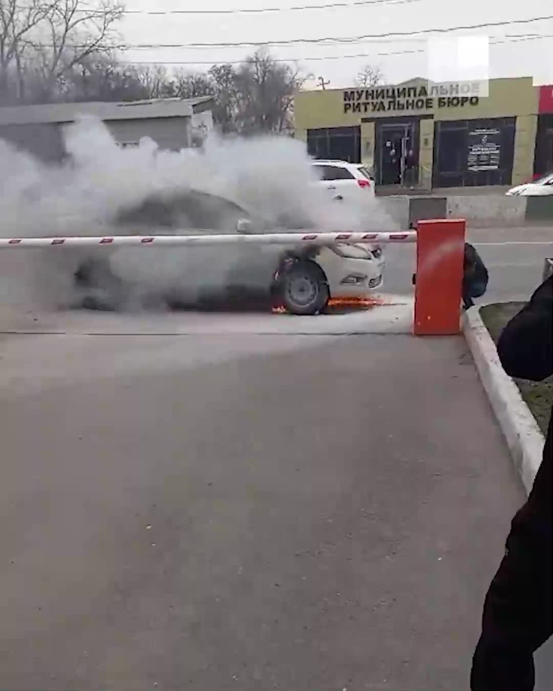 В центре Ростова автомобиль загорелся на глазах у прохожих - 17 марта 2024  - 161.ру