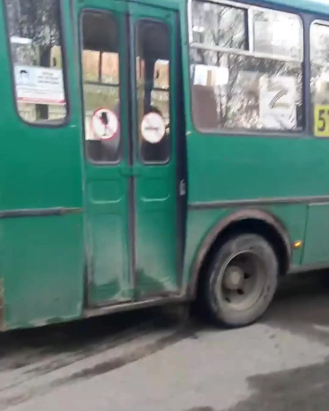 На Елизавете водители автобусов ходят в туалет в кусты возле конечной - 16  мая 2024 - Е1.ру