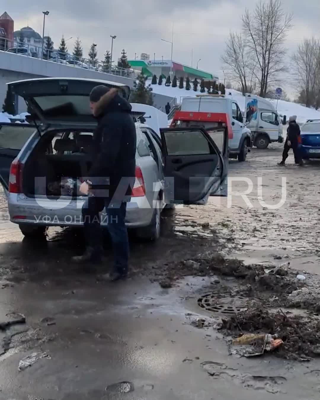 Что творилось на затопленной парковке возле проспекта Салавата в Уфе - 6  декабря 2023 - УФА1.ру