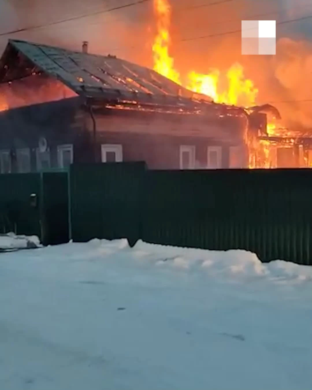 В Кемском поселке горит частный жилой дом