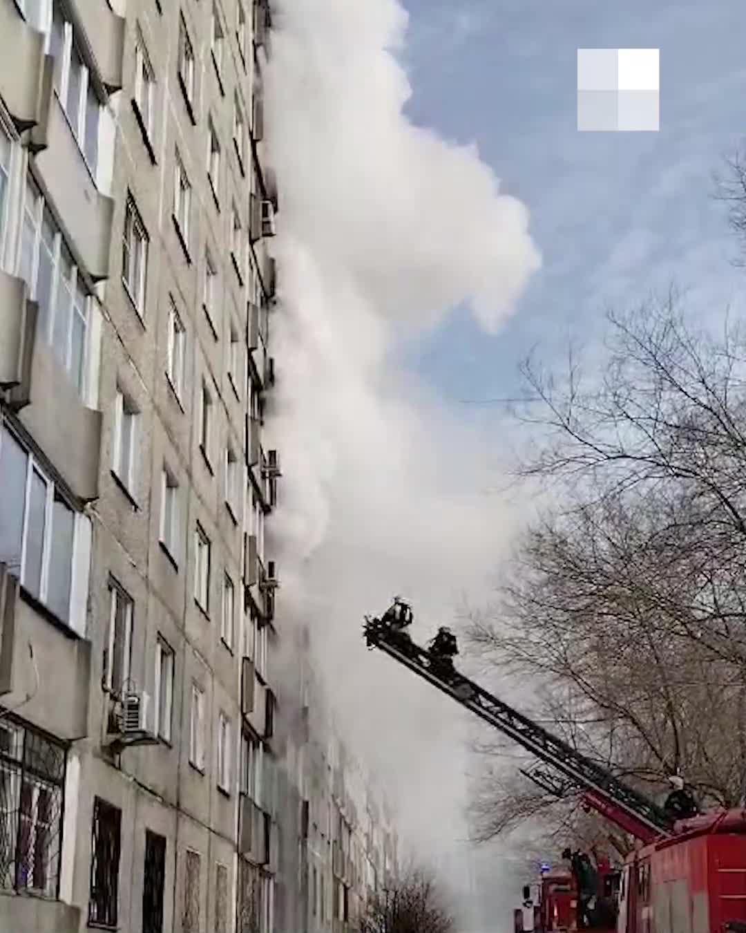 Люди прятались в ванной: в девятиэтажке на Бориса Богаткова загорелась  квартира — видео с места пожара - 26 марта 2024 - НГС.ру