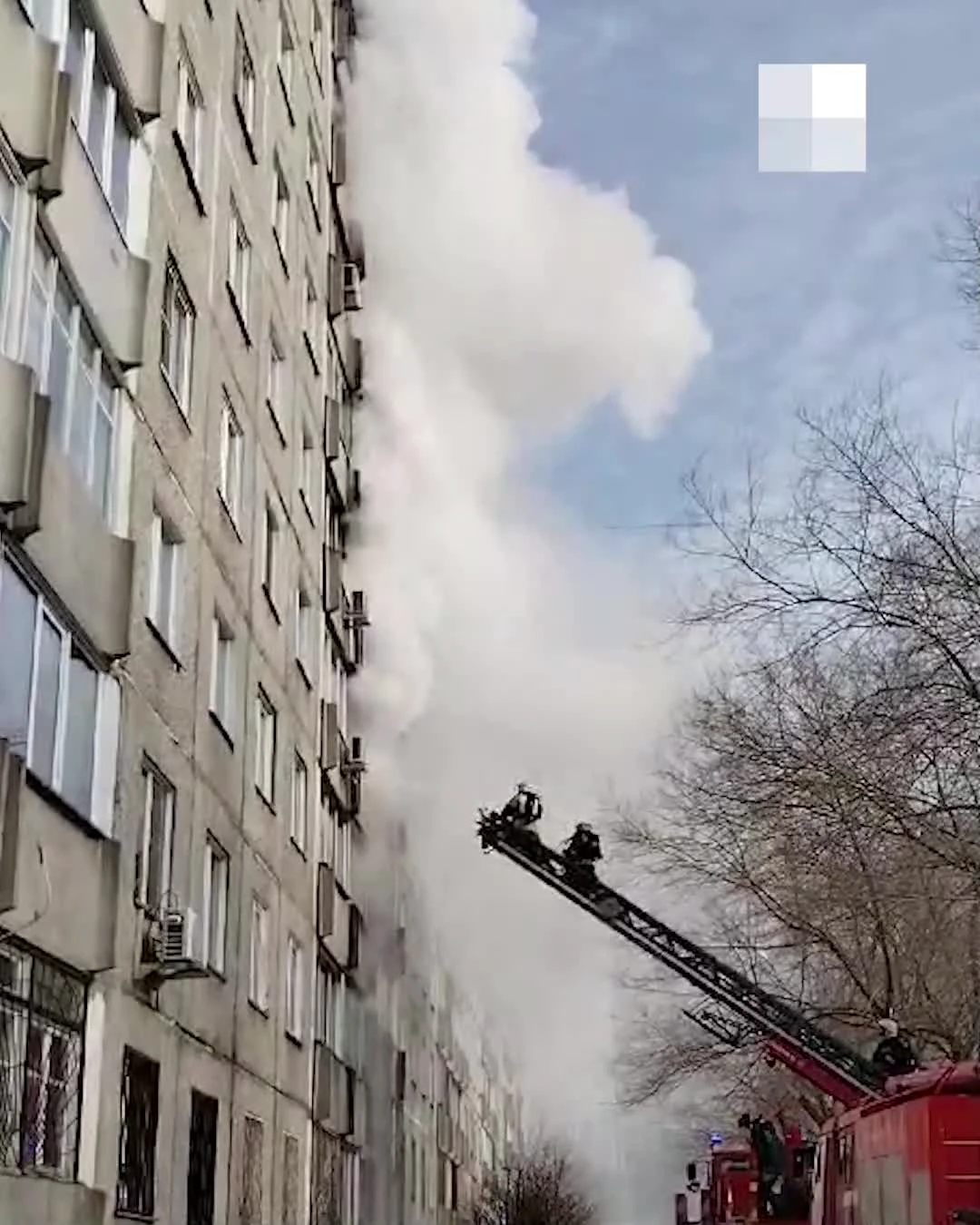 Люди прятались в ванной: в девятиэтажке на Бориса Богаткова загорелась  квартира — видео с места пожара - 26 марта 2024 - НГС.ру