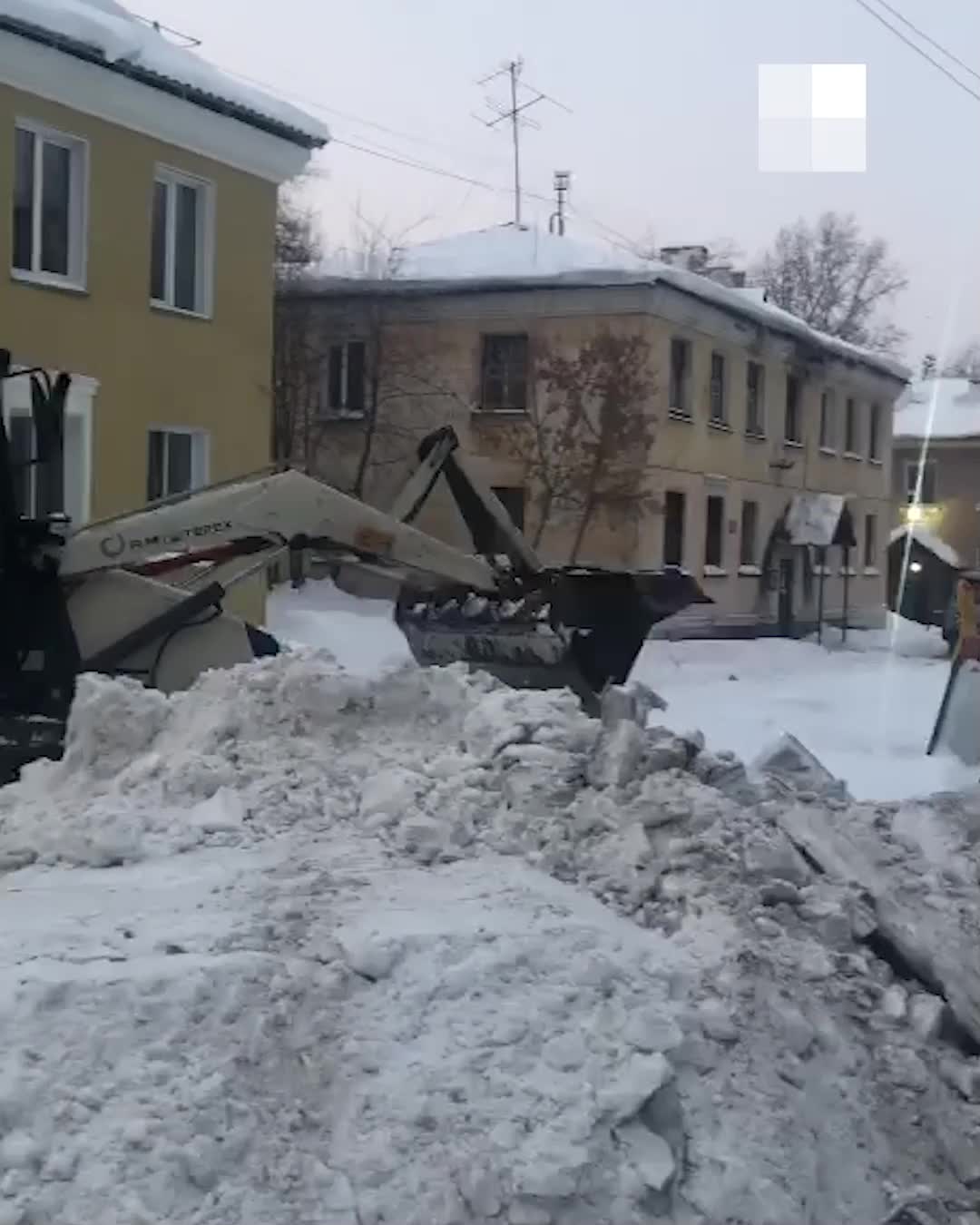 В Новосибирске засыпали снегом детскую площадку на Планировочной 27 января  2023 года - 27 января 2023 - НГС.ру