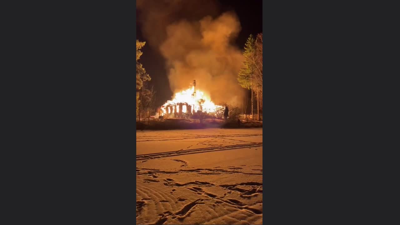 Под завалами сгоревшего старинного особняка в Вырице ищут двоих погибших —  Мегаполис