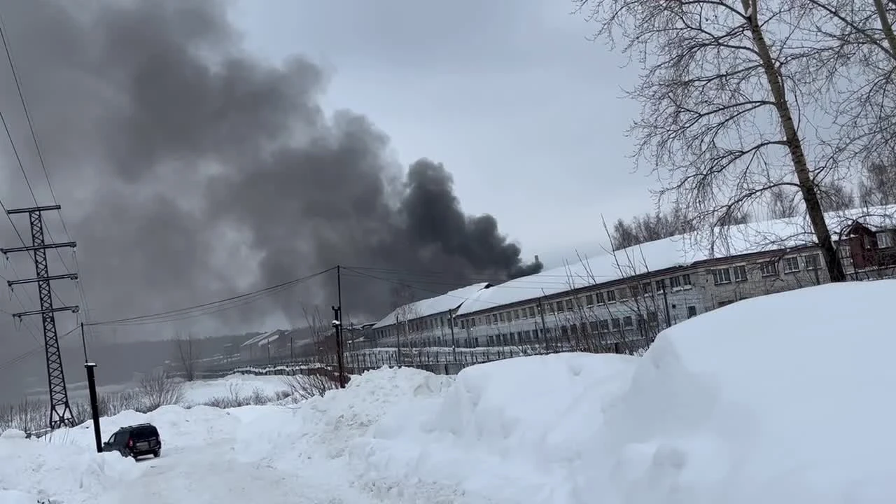 В Соликамской колонии несколько часов тушили пожар площадью 1200 метров в  цеху - 2 февраля 2024 - 59.ру